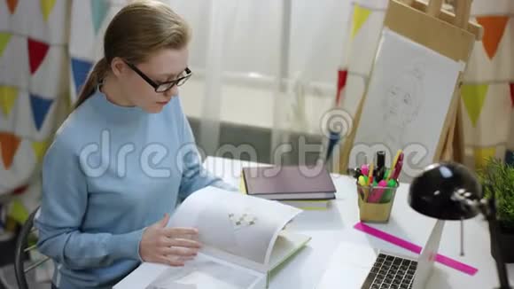 一张张桌子看书的年轻女子视频的预览图