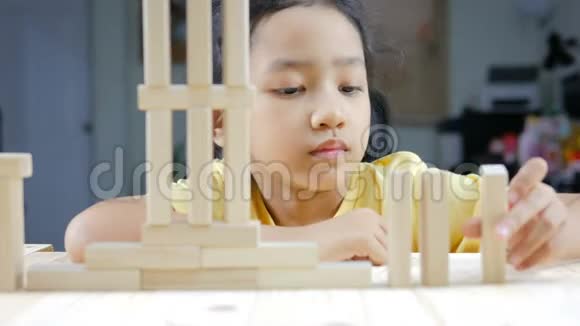 特写镜头亚洲小女孩玩木砖玩具视频的预览图
