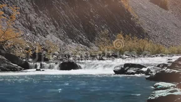 肆虐的山河山河里干净清澈的水野远射射击视频的预览图