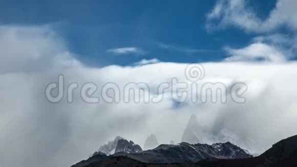 时间推移在菲茨罗伊山脉上空移动的云视频的预览图
