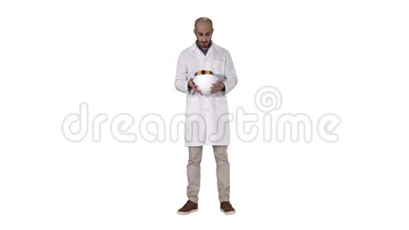 穿白色长袍的阿拉伯工程师在白色背景上戴着安全概念安全帽视频的预览图