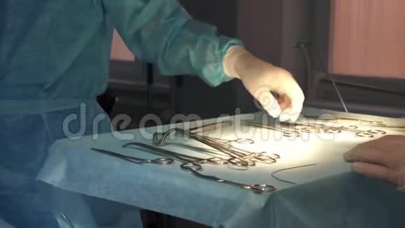 手外科医生使用医疗器械视频的预览图