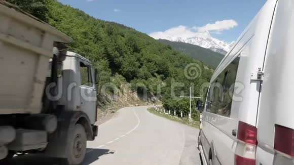 在山上的卡车格鲁吉亚乌什巴视频的预览图