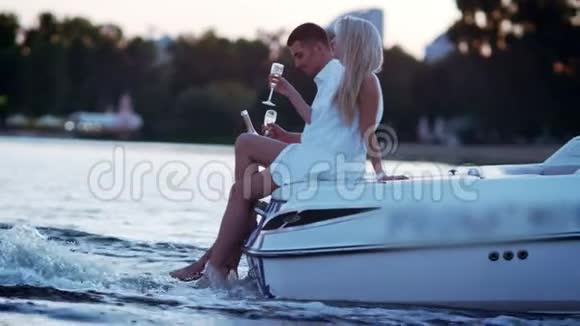 一对美丽的年轻夫妇在船上喝香槟视频的预览图