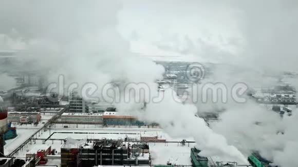 冬天在工厂烟雾或蒸汽中飞行视频的预览图
