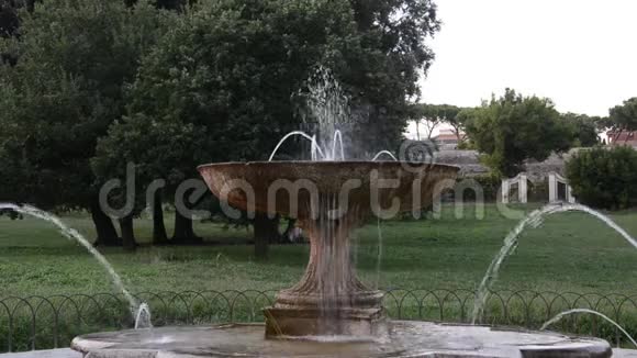 从公园里的老古董复古喷泉喷出的水流视频的预览图