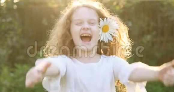 戴西头发的女孩竖起大拇指视频的预览图