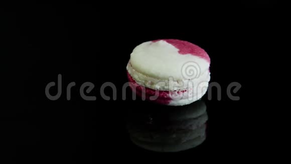 专注于白色和粉红色的法国甜点马克龙视频的预览图