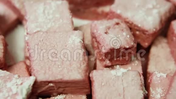 家庭自制粉红棉花糖片特写全景视频的预览图