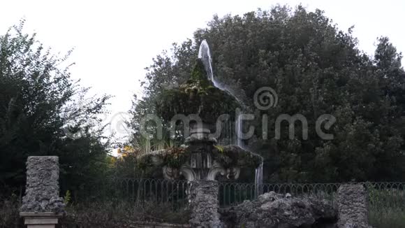 从公园里的老古董复古喷泉喷出的水流视频的预览图