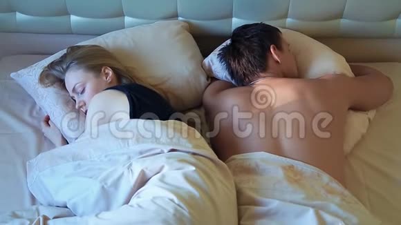 清晨躺在床上的年轻异性情侣视频的预览图