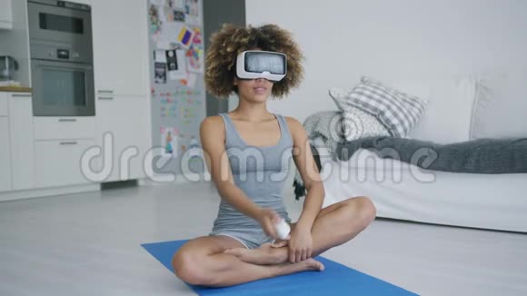 穿着VR眼镜的快乐女运动员视频的预览图