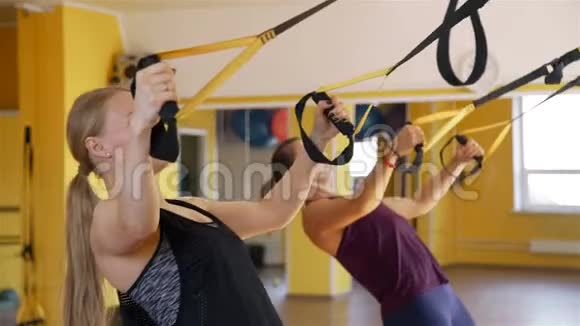 在健身房用吊带锻炼的女性视频的预览图