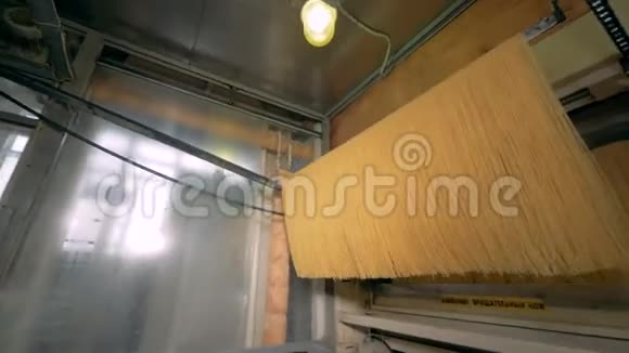 意大利面生产线意大利面挂在横梁上并被重新安置视频的预览图