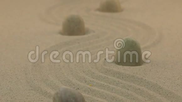 接近白色的石头站在锯齿形的线条上从沙子多莉视频的预览图