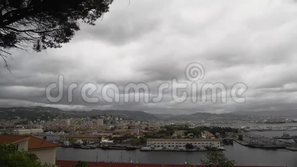 从意大利美丽的比萨城港口和阿诺河俯瞰视频的预览图