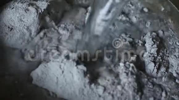 工人用灰色装饰混凝土向容器加水视频的预览图