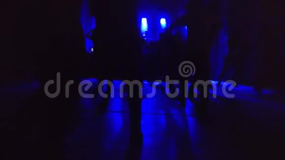 在派对上跳舞的人的剪影视频的预览图