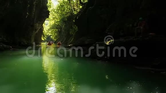 人们在天然峡谷的橡胶船上漂流美丽的河流在悬崖上25英尺视频的预览图