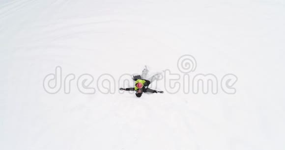 轨道空中的母亲和孩子女儿躺在白色覆盖的冬天雪场上玩耍和拥抱妈妈和女孩视频的预览图
