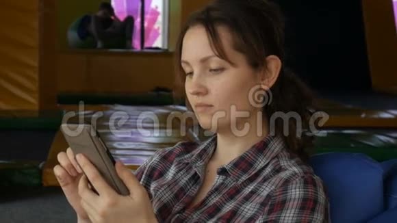 一个年轻的女孩正在看电话视频的预览图