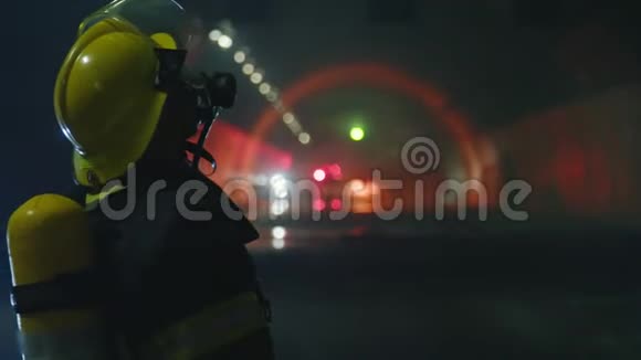 消防队员在黑暗的隧道内背景是应急灯视频的预览图