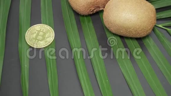 三种新鲜的外来热带猕猴桃也被称为中国鹅莓带有数字加密货币比特币旋转视频的预览图