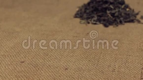 变焦走近的是一堆枯叶绿茶躺在麻布上特写视频的预览图