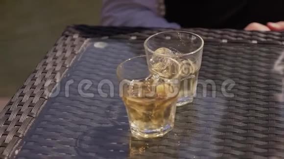 两个年轻人在湖边喝威士忌视频的预览图