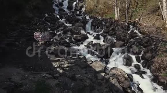 山野瀑布视频的预览图