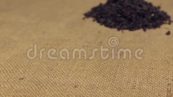 变焦走近的是一堆枯叶红茶躺在麻布上特写视频的预览图