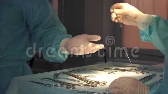 外科医生在手术中得到了医疗器械特写镜头视频的预览图
