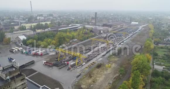 工业综合体鸟瞰图大型仓库附近的龙门起重机和卡车大工业区俯视图视频的预览图