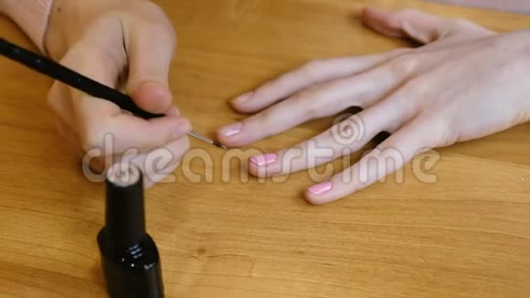 女人在家里给自己做指甲关闭4K视频的预览图