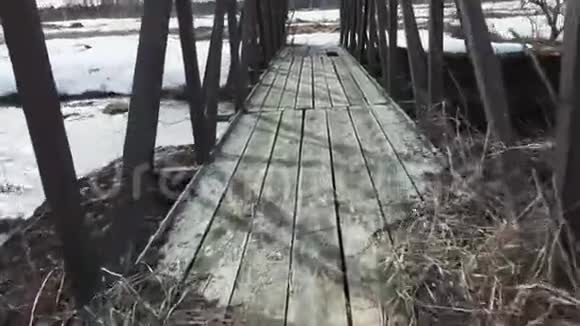 河上的旧木桥视频的预览图