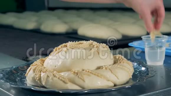 一个工人在添加馅饼之前会为馅饼做馅饼装饰视频的预览图