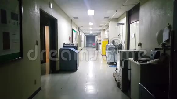 4走廊灰色混凝土地板上散步的K景视频的预览图