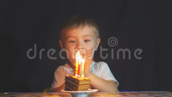 小男孩在生日蛋糕上吹灭蜡烛的慢动作顺序视频的预览图