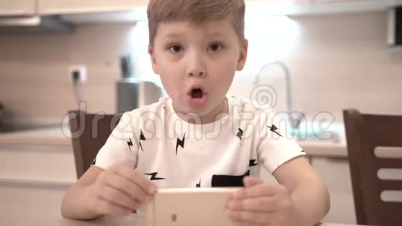 小男孩用智能手机唱歌视频的预览图