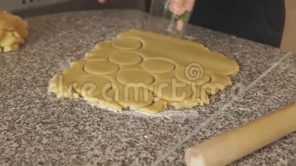 女孩的手做饼干的表格视频的预览图