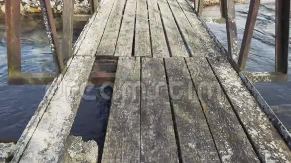河上的旧木桥视频的预览图