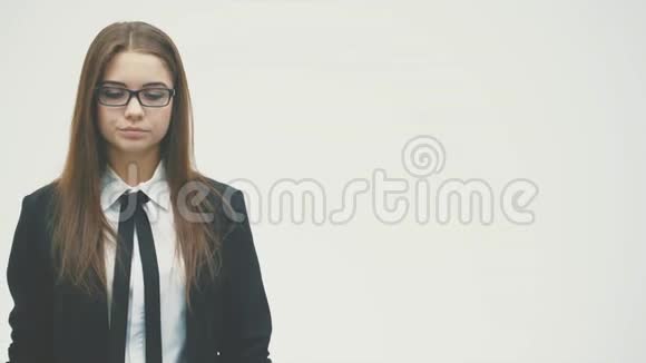 年轻漂亮的女孩拿着黄色的泡泡作为文本孤立在白色的背景上视频的预览图