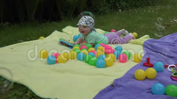 快乐的宝宝喜欢在草地上飞舞的肥皂泡4K视频的预览图