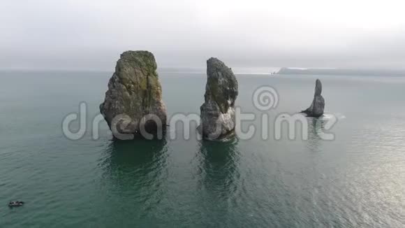 令人惊叹的堪察加半岛海景俯视三兄弟岩石视频的预览图