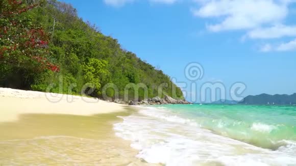 海浪与泡沫蔓延在沙滩上的沙子泰国视频的预览图