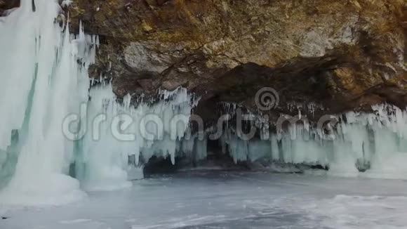 冬季冰洞奥克洪岛上贝加尔湖的一片小海航拍视频的预览图