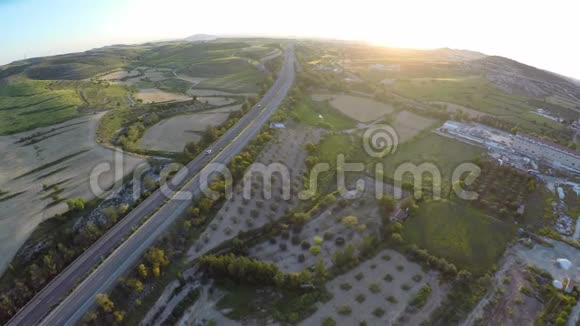 塞浦路斯山丘上的农田和水果园道路交通鸟瞰视频的预览图