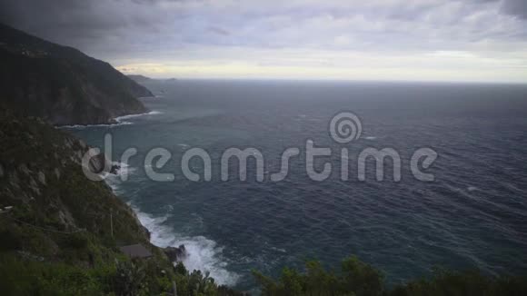 CinqueTerre的悬崖海岸线风光地中海景观视频的预览图