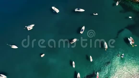 停泊在靠近海岸的野港的帆船和游艇的鸟瞰图视频的预览图