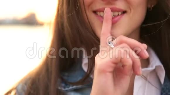 女孩把手指放在嘴唇上视频的预览图